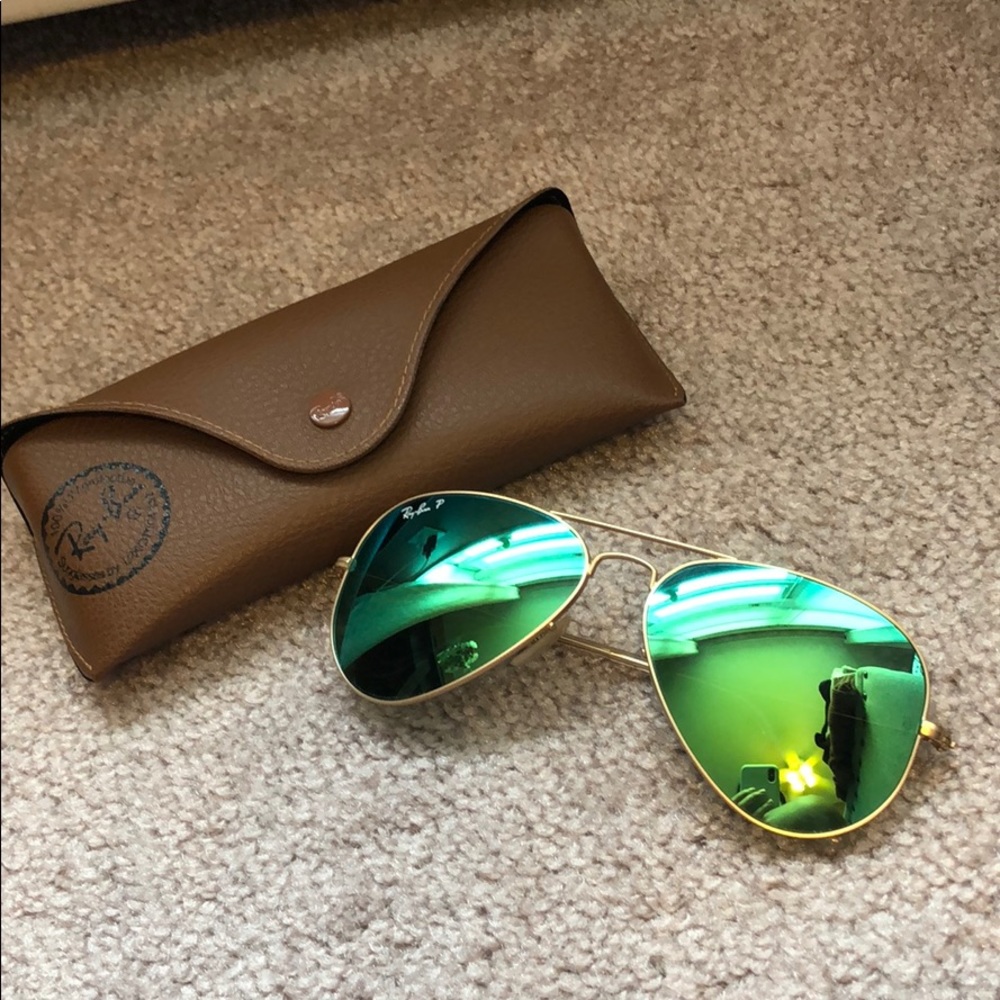 Green mirrored aviators
